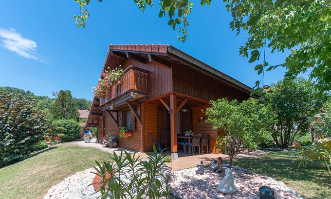 Saint-Martin-Bellevue House | Guesthouse 'Le Chalet Fleuri' with Mountain View, Shared Terrace and Wi-Fi
