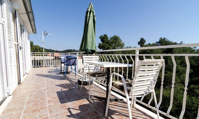Sobra Apartment | #GUESTHOUSESOBRA Studio with balcony and sea view