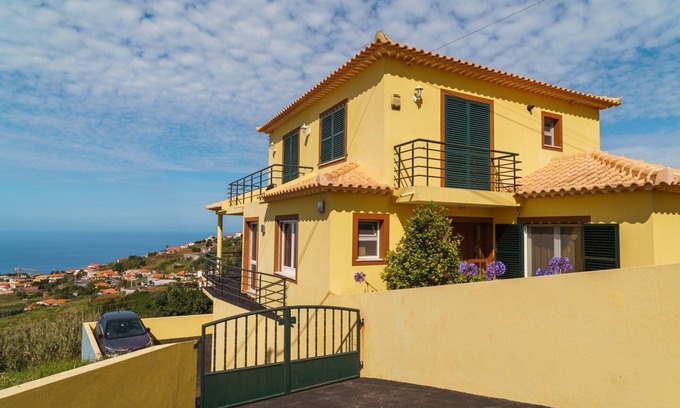 Canhas House | GuestReady - Amazing home with a stunning view