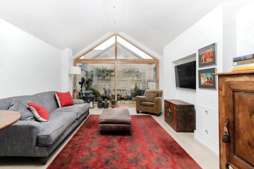 Ravenscourt Park Apartment | GuestReady - Bauhaus Duplex in Shepherd's Bush