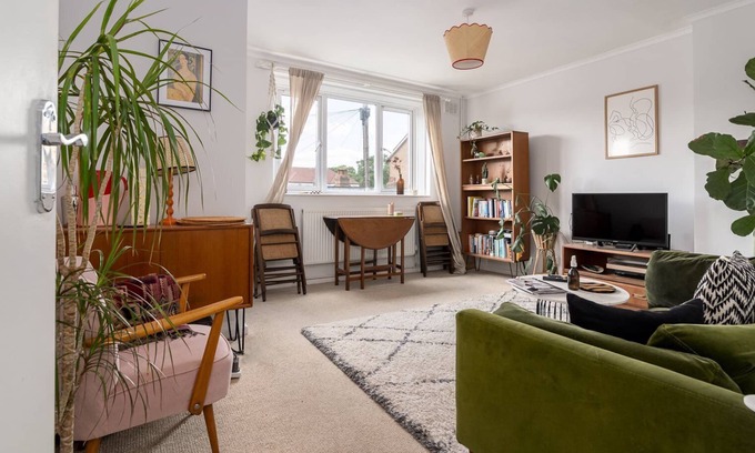 West Norwood Apartment | GuestReady - Calming Green near the Norwood Park