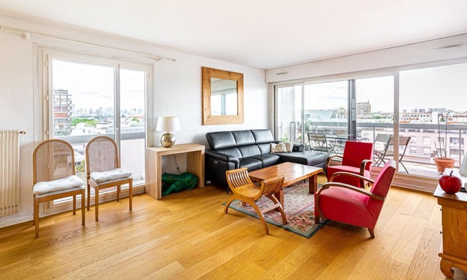 Parchamp–Albert Kahn Apartment | GuestReady - Serene Comfort with Eiffel Tower view