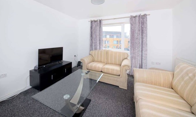 Chorlton-on-Medlock Other | GuestReady - A white sensation in Ardwick