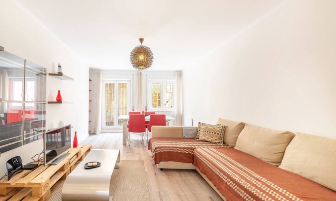 Lombos Apartment | GuestReady - Minimalist Downtown Apt with Terrace