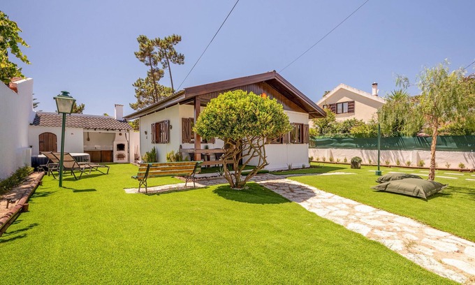 Charneca de Caparica e Sobreda Ski Chalet | GuestReady - Summer Fresco near Telha Beach