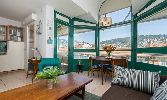 Quartier du Port Apartment | Guisol 2