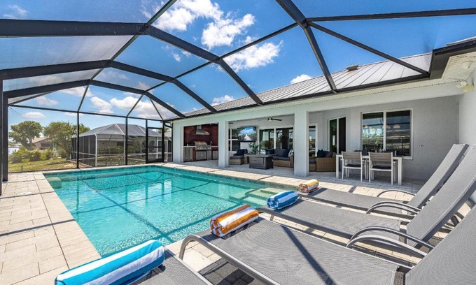Caloosahatchee House | Gulf Access, Heated Pool, Sauna, Paddle Boards, Sleeps 10 - Villa Sun Kissed