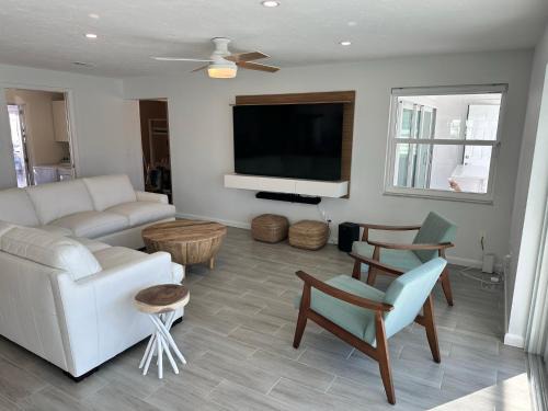 Yacht Club House | Gulf Access, Pool Table, Heated Pool, Sleeps 12 - Villa Dolphin Sunset