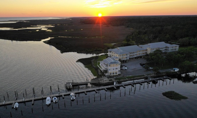 Steinhatchee Condo | Gulf Breeze Condo #107 - Wifi, Private Boat Ramp and Pool