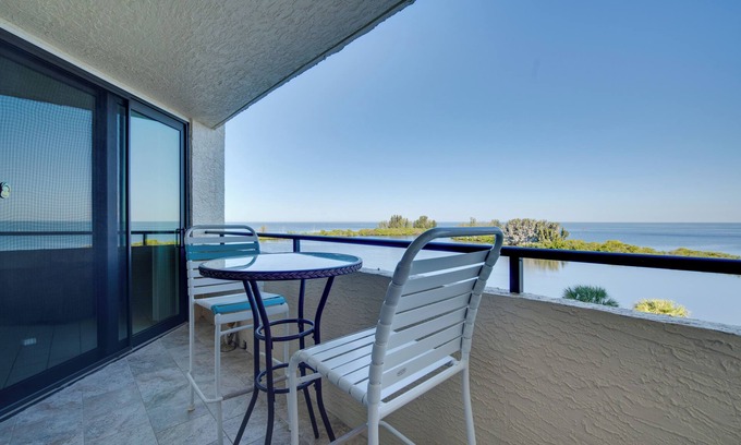 Hudson Condo | Gulf-Front Views: Coastal Hudson Condo!