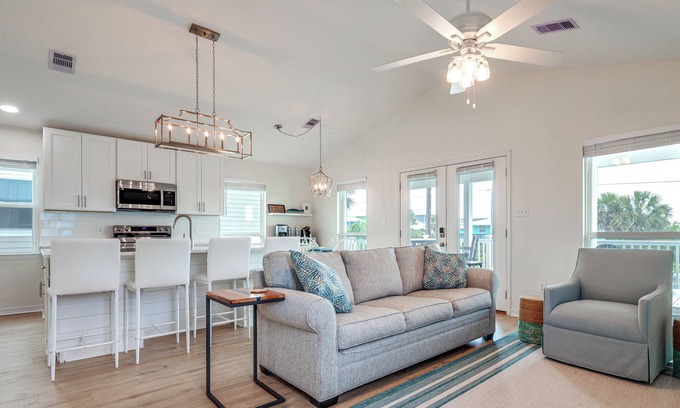 Gulf Shores Cottage | Gulf Shores Cottage w/Water Views, Walk to Beach!