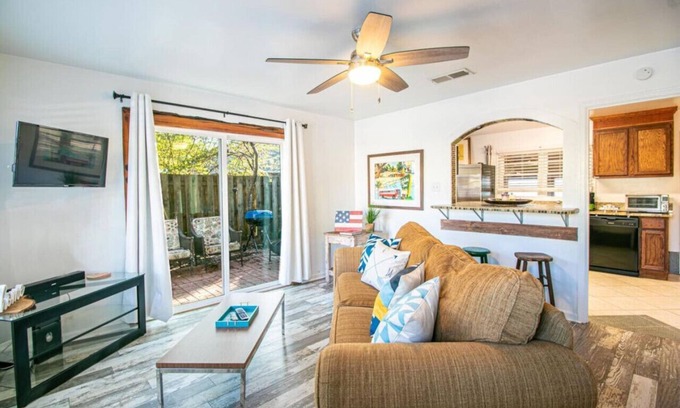 Gulfport Cottage | Gulfport Cottage 1 Mile From Beach! pet friendly