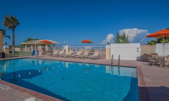 Delray Beach Hotel | Gulfstream Manor - Spacious 1 Bedroom