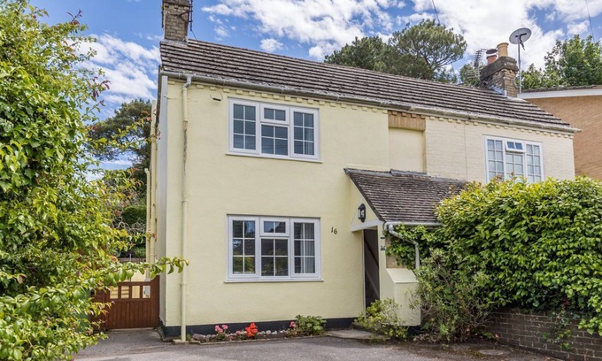 Canford Cliffs Cottage | Gulliver's - a house that sleeps 4 guests in 2 bedrooms