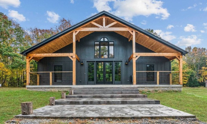 Dickson County House | Gun Valley Ranch - Hot Tub