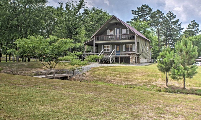 Guntersville Cabin | Guntersville Cabin w/Fire Pit & Covered Porch