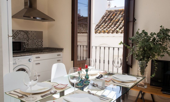 Santa Cruz Hotel | Guzman El Bueno Suites