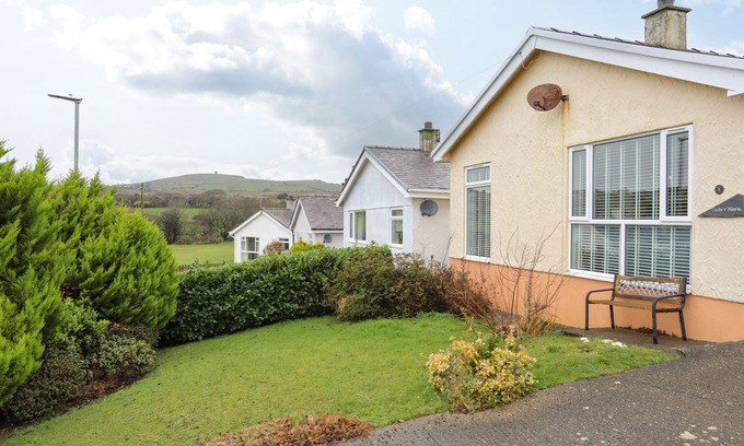 Llanbedrog Cottage | GWEN Y WAWR, pet friendly, with a garden in Llanbedrog