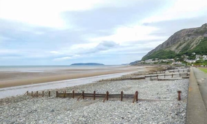 Llanfairfechan Apartment | GWYLANEDD TWO, romantic, country holiday cottage in Llanfairfechan