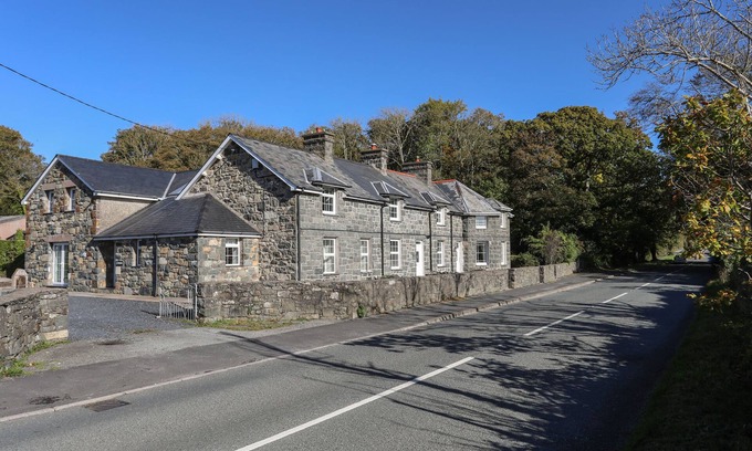 Llanystumdwy Cottage | GWYNLE - LLANYSTUMDWY, romantic, with a garden in Criccieth