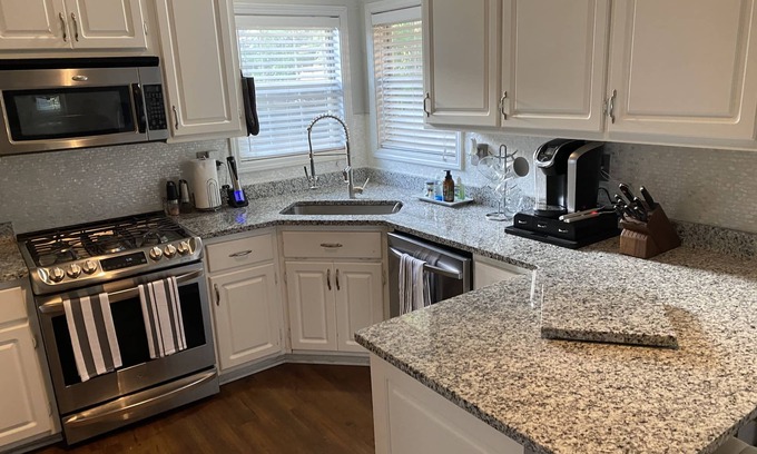 Acworth House | GYM, SAUNA, & HOTTUB! Luxury Spa Oasis Home!