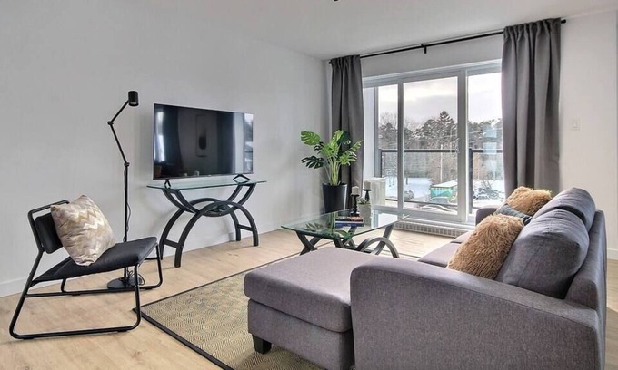 La Haute-Saint-Charles Apartment | Hôtel à la maison - Condo La Réserve 61