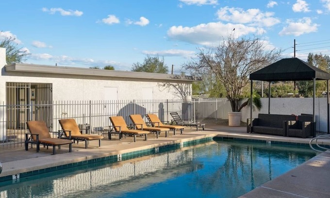 Camelback East Apartment | H2O Perfect Blue with Pool & Parking