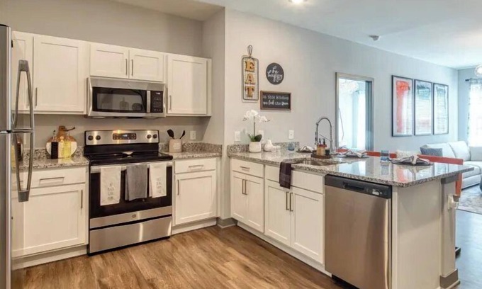 Hampton Apartment | H4N Ellipse Urban | 1Bd Apartment Near Peninsula Town Center