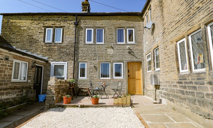 Honley Cottage | HA'PENNY COTTAGE, pet friendly, character holiday cottage in Meltham