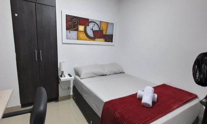 San Javier House | Habitación 301 con baño privado cerca a laureles