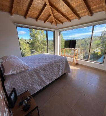 Medellin House | Habitación con baño privado en casa de campo ubicada en Santa Elena