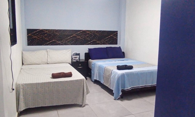 San Luis Talpa Apartment | Habitación Doble con A/C, wifi, estacionamiento gratis, baño privado
