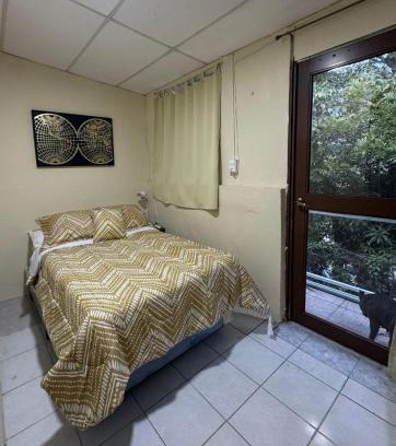 San Salvador House | Habitacion con Aire acondicionado y baño privado