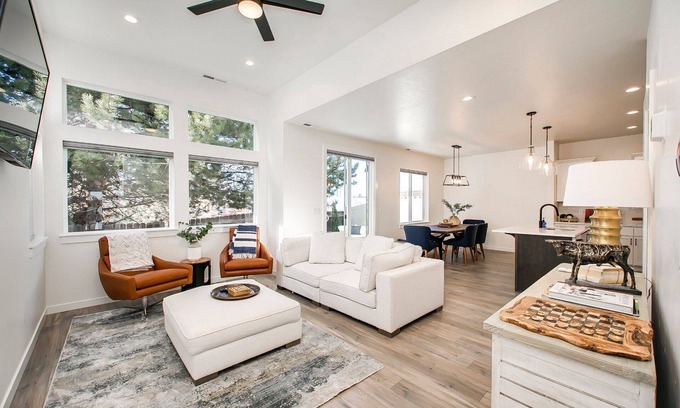 West Valley House | #HabitueHomes - Crossroads Retreat - Hot Tub!