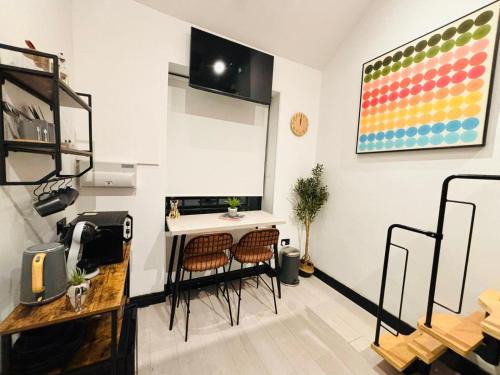Hackney Apartment | Hackney Central Studios - NO 19 - Vibrant City Getaway