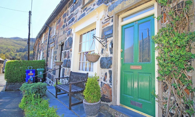 Beddgelert Cottage | HAFAN COTTAGE, pet friendly, with open fire in Beddgelert
