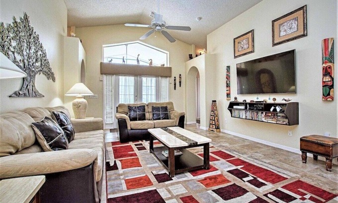 West Kissimmee Villa | Hakuna Ma'Cottage - Southern Pool, Privacy Fence!