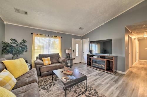 Clarksville House | half Mi to Fort Campbell State Line Retreat