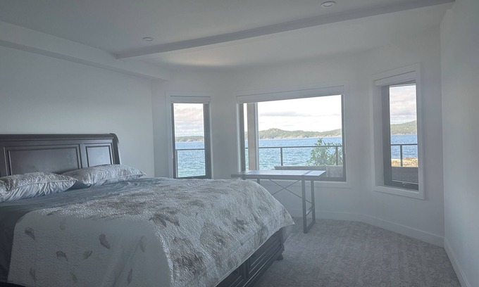 Halfmoon Bay House | Halfmoon bay 2-bedroom waterfront house with kayak access to island