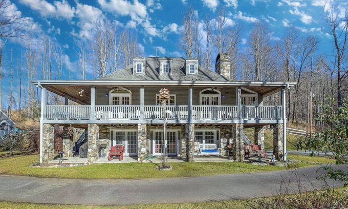 Mars Hill House | Hamersmith Hollow Retreat Estate | Private Pond, Large Yard | Main+Guest House
