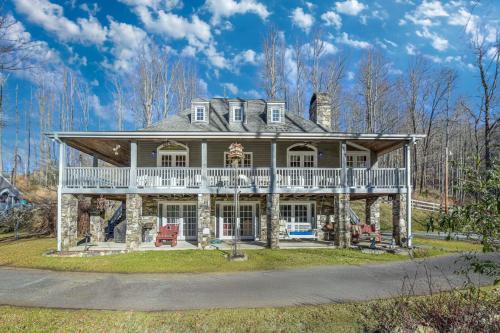 Mars Hill House | Hamersmith Hollow Retreat Estate by AvantStay Great Views