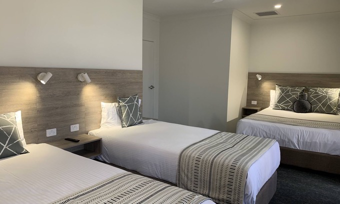 Parkes Hotel | Hamilton's Henry Parkes Motor Inn, Parkes