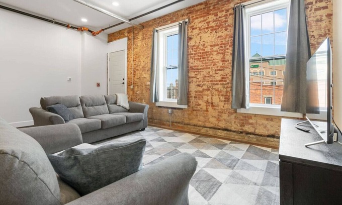 Millersburg Apartment | Hamilton Suite - American Hall