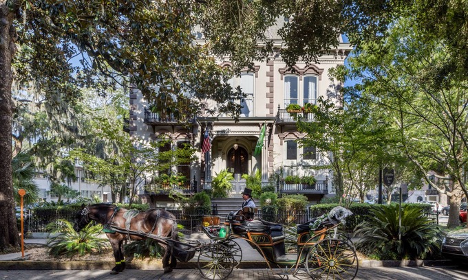 Historic Downtown Savannah Bed & Breakfast | Hamilton-Turner Inn