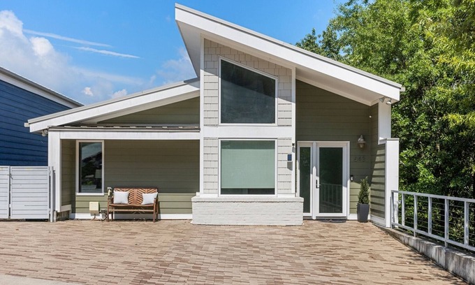 Northside House | Hamilton Villa | Walk to Downtown | 3 Bed 3 Bath