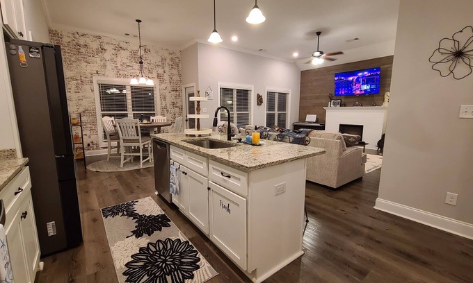 Houston County House | Hammock Patio House near Warner Robins Air Force Base area - better than a hotel