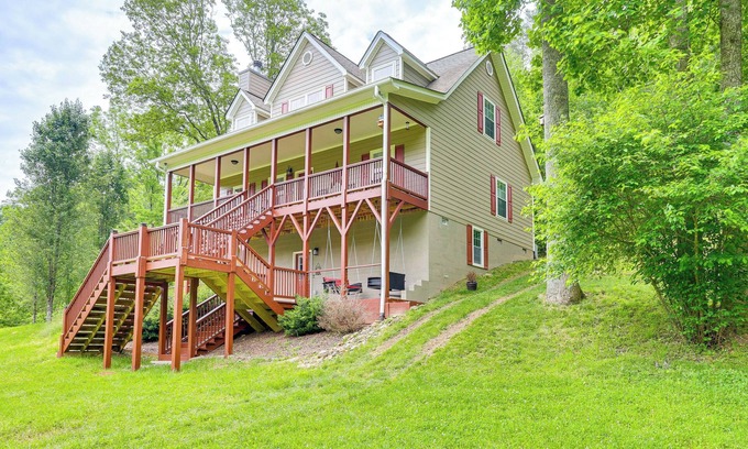 Murphy House | Hammocks & Forest Views: Creekside Murphy Retreat