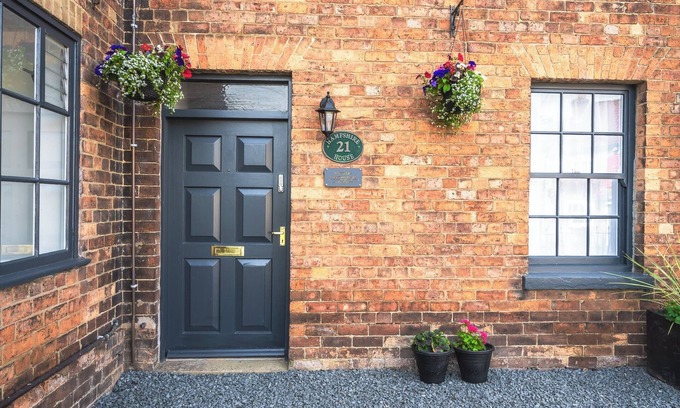 Lincoln House | Hampshire Charming House