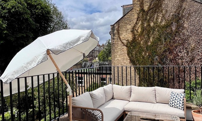 Gospel Oak Apartment | Hampstead Rooftop Loft with Deck