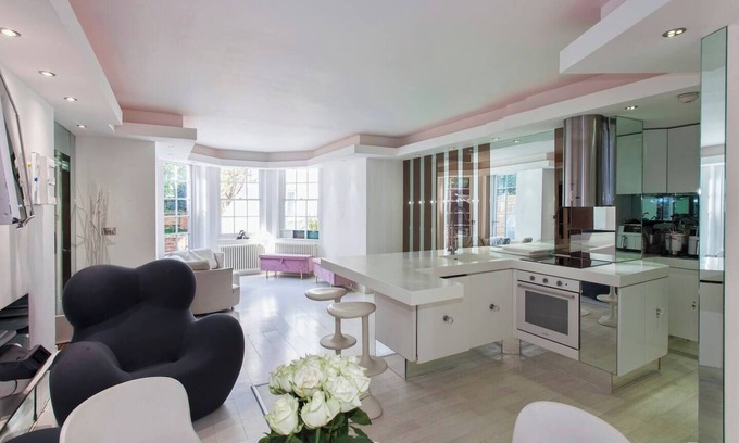 Frognal and Fitzjohns House | Hampstead Summer Time Garden Apartment